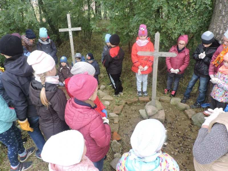 Sprzątanie grobów w Melanowie